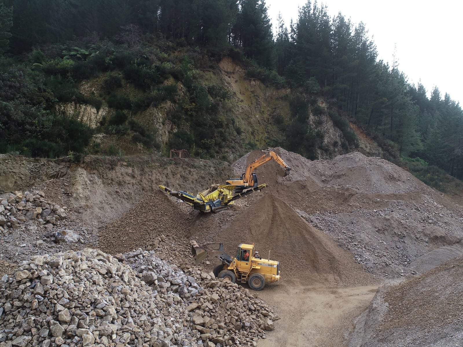 Mobile crushing plant and equipment