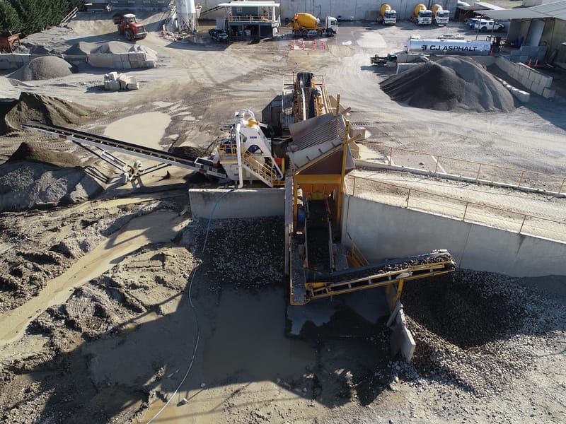 Mobile crushing plant and equipment