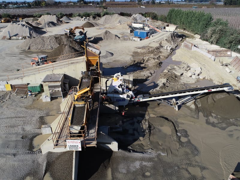 Mobile crushing plant and equipment