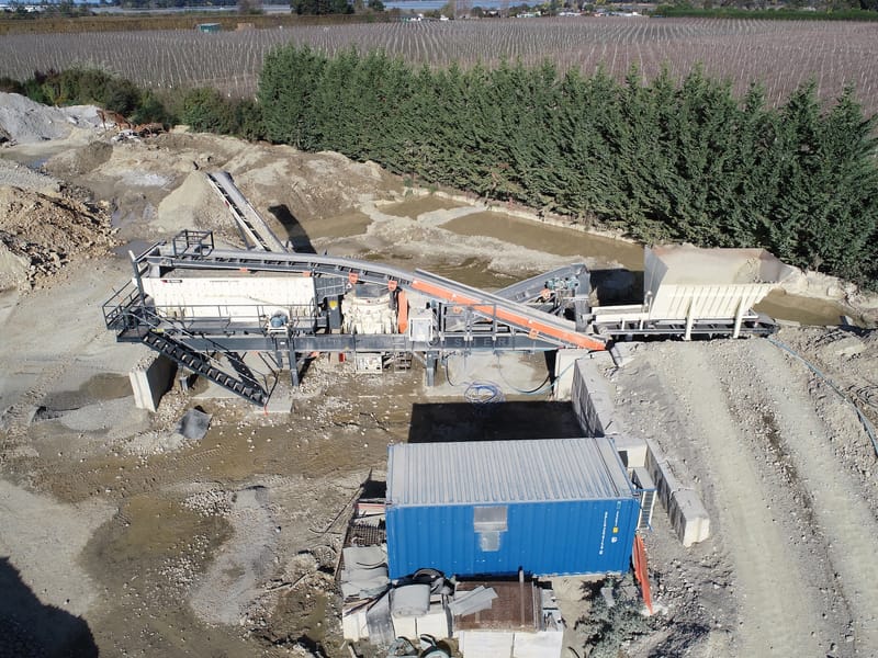 Mobile crushing plant and equipment
