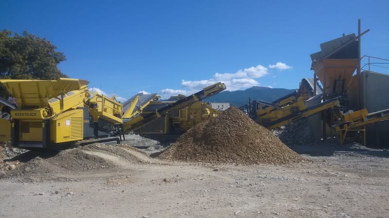 Mobile crushing plant and equipment