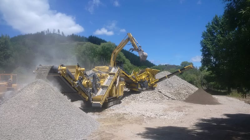 Mobile crushing plant and equipment
