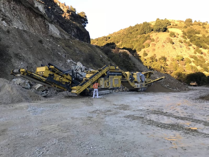 Mobile crushing plant and equipment